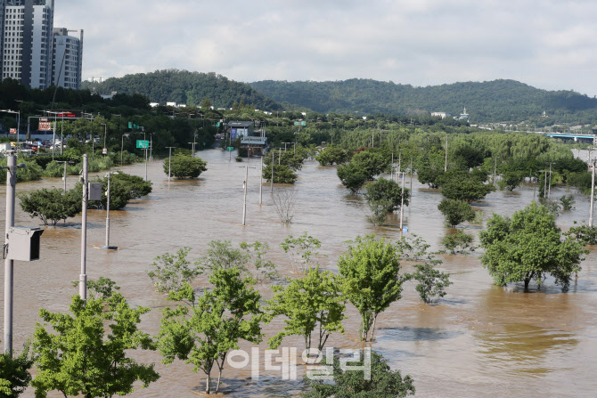 [포토]불어난 한강물이 잠긴 반포한강공원