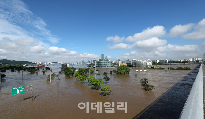 [포토]파란 하늘 밑에 흙탕물이 된 한강