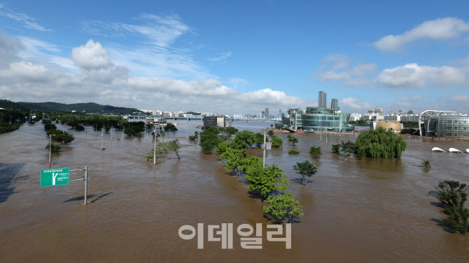 [포토]하늘은 파란데 한강이 누렇네