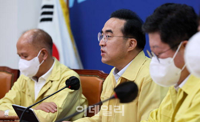 [포토]박홍근, '서초동 아크로비스타가 국가위기관리센터인가?'