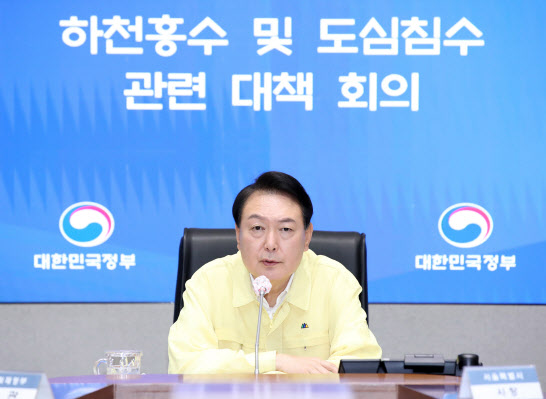 尹, 호우피해에 “불편 겪은 국민께 정부 대표해 죄송”(상보)