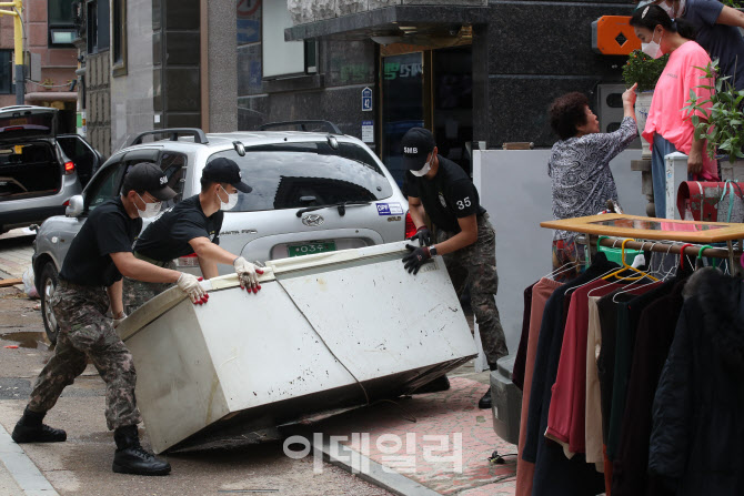 [포토]침수된 냉장고 나르는 군 장병들