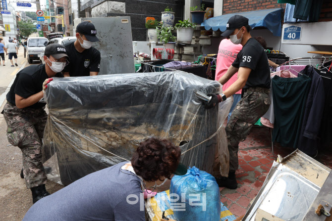 [포토]피해 주민들 돕는 군 장병들