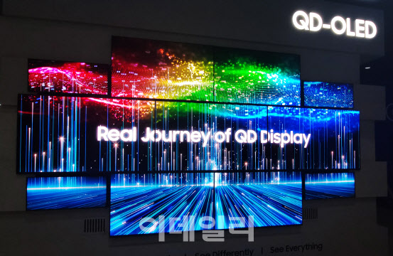 'QD-OLED·97형 OLED.EX' 국내 최초공개..한자리서 신기술 뽐낸 삼성·LGD