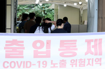 '넉달새 최다' 15만…위중증·사망도↑, 정부 "증가 속도 더뎌져"(종합)