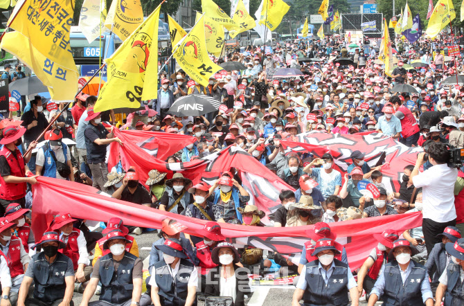 [포토] 축산인, 현수막 찢기 퍼포먼스