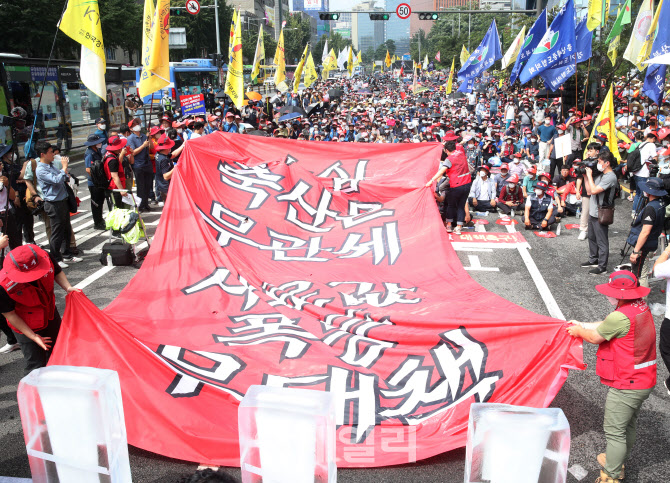 [포토] 축산단체, 현수막 찢기 퍼포먼스