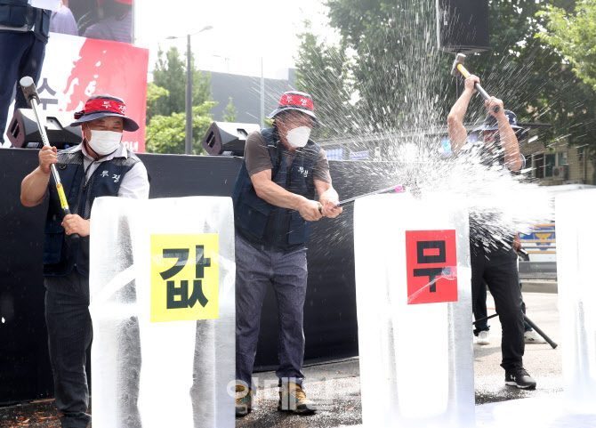 [포토] 얼음깨며 항의하는 축산인들