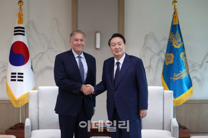 尹, 폼페이오 비공개 접견…“북핵문제·한반도 안보 논의”