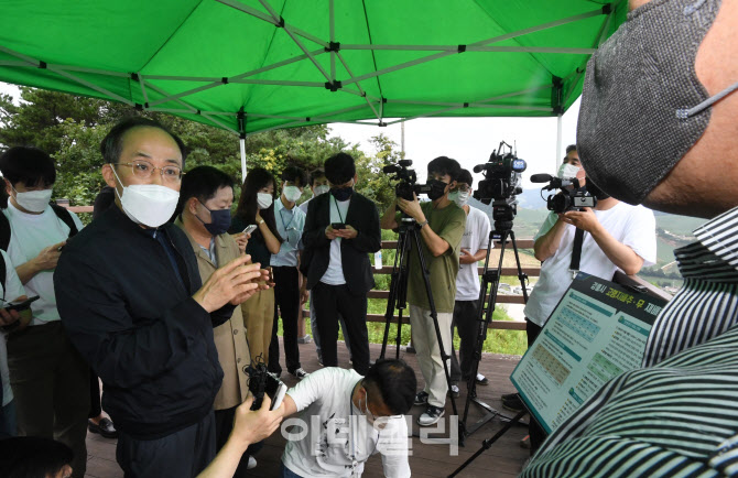 [포토]고랭지 배추밭 방문한 추경호 부총리