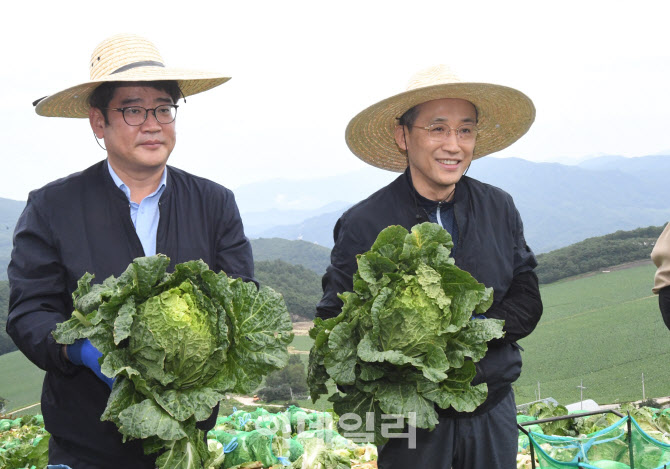 [포토]배추 들고 미소 짓는 추경호 경제 부총리