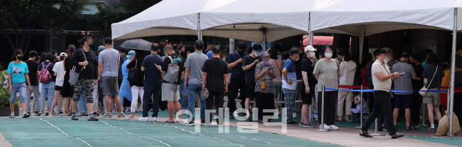 [포토]코로나 신규확진 8만4128명…광복절 연휴 영향에 증가세 '주춤'