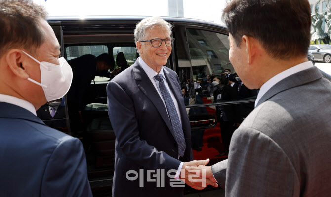 [포토]'연설 마치고 국회 나서는 빌 게이츠'