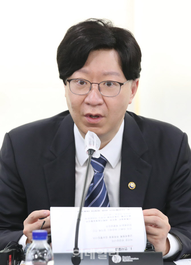 [포토]모두발언하는 김소영 부위원장