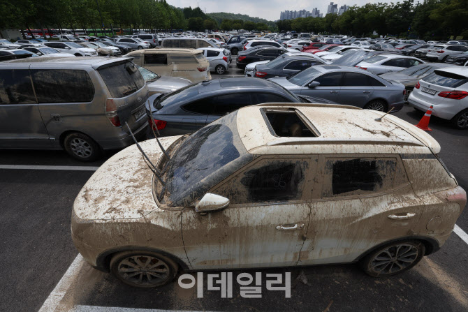 [포토]폭우에 속절없이 침수된 차량들