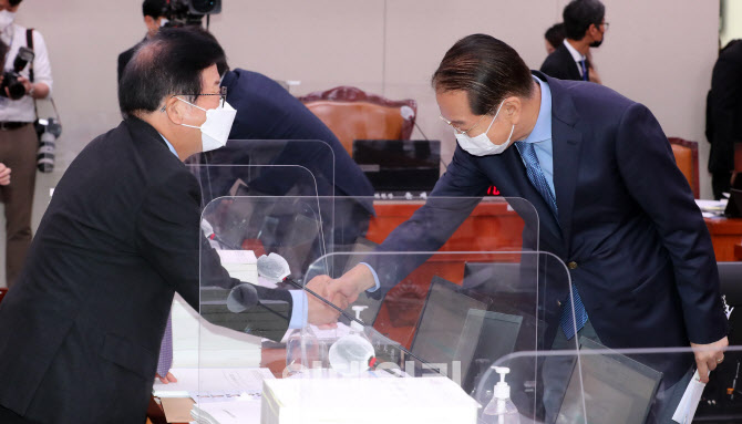 [포토]박병석 전 국회의장과 인사 나누는 권영세 통일부 장관