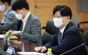 금융위 부위원장 "금융업권간 취약부문 충격 전이 가능성"