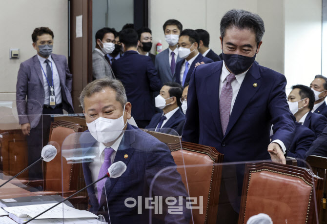[포토]행안위 전체회의 참석하는 윤희근 경찰청장