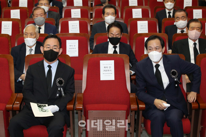 [포토]김대중 전 대통령 서거 13주기 추도식 참석한 주호영-우상호