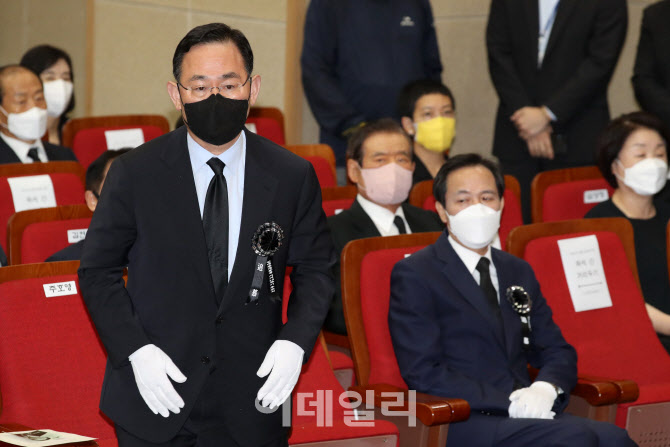 [포토]김대중 전 대통령 서거 추도식 참석한 주호영-우상호