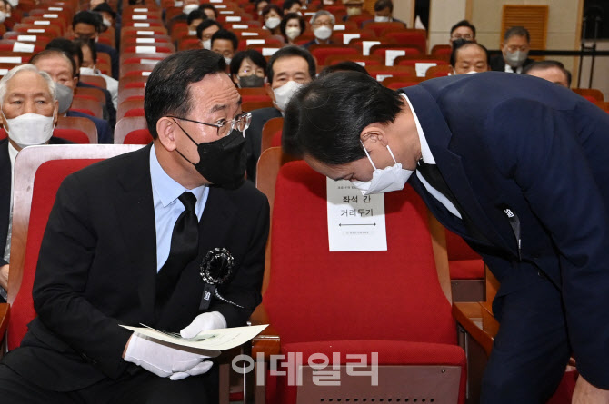 [포토]김대중 전 대통령 서거 13주기 추도식에서 만난 주호영-우상호