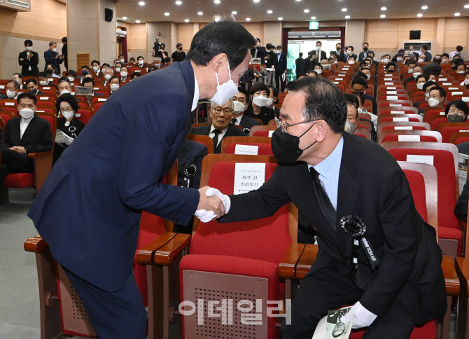 [포토]김대중 전 대통령 서거 13주기 추도식에서 인사 나누는 주호영-우상호