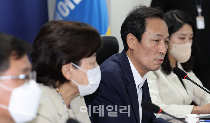 [포토]코로나19 재유행 대책 TF 2차 회의 주재하는 우상호 비대위원장