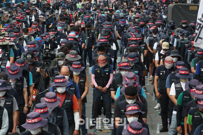 [포토]묵념하는 민주노총 공공운수사회서비스 조합원들