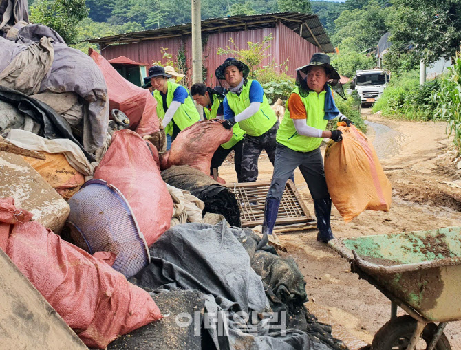 [포토] 농협상호금융, 부여군 피해 농가 수해복구 작업