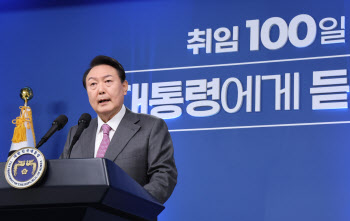 尹 '노동 양극화' 경고…정·비정규직 2~3배 임금差 좁힐까