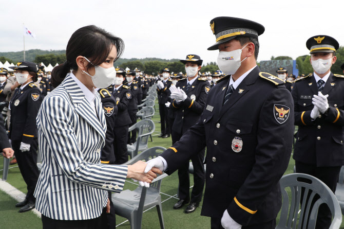 관저공사 대표·극우도 취임식에, "김 여사를 대통령으로 뽑았나"