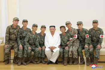 김정은, '방역 공로' 군장병 불러 단체 촬영…노고 치하
