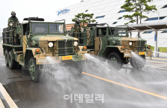 해군, 'UFS' 연계 인천항 크루즈터미널 합동 '화생방·대테러 훈련'