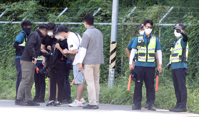 평산마을 사저 경호구역 확장…긴 산책 나선 문재인 전 대통령