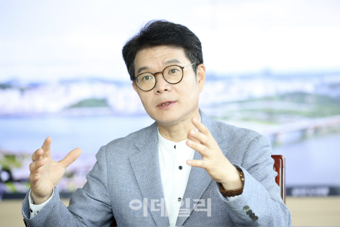 정원오 "왕십리역에 50층 초고층 국제 업무지구 조성"[지자체장에게 듣는다]