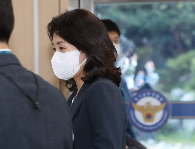 이재명 부인 김혜경, 경찰 출석..`법카 유용` 질문에 `다문 입`