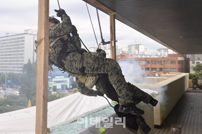 [포토]인질을 구하라