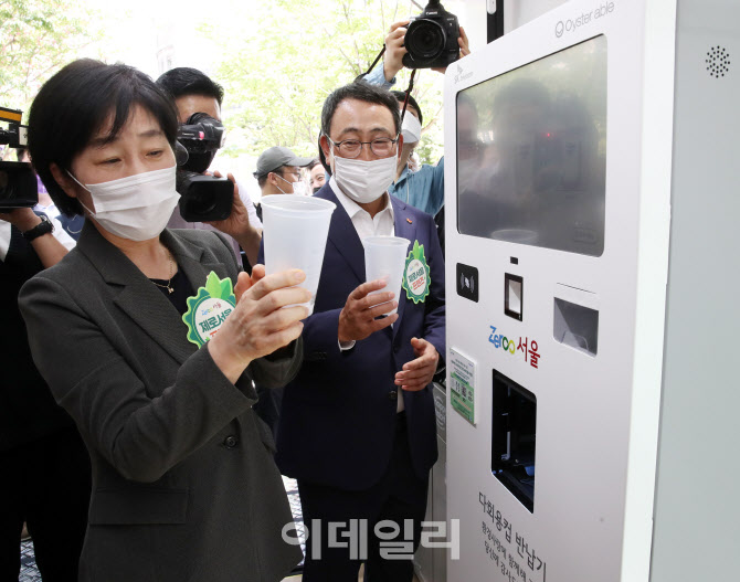 [포토] 환경장관과 통신사 대표의 1회용품 줄이기