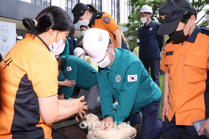 [포토]한덕수 총리, 민방공 훈련에서 심폐소생술 시연