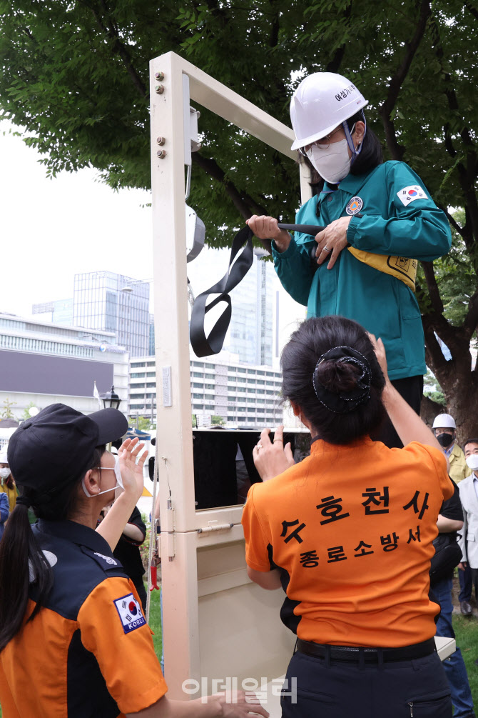 [포토]완강기 시연하는 김현수 여가부 장관