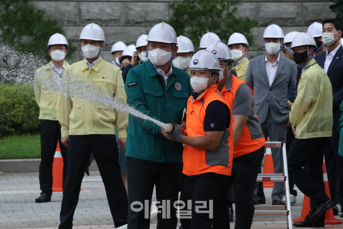 [포토]이상민 장관, 관계자와 함께 소화전 시연