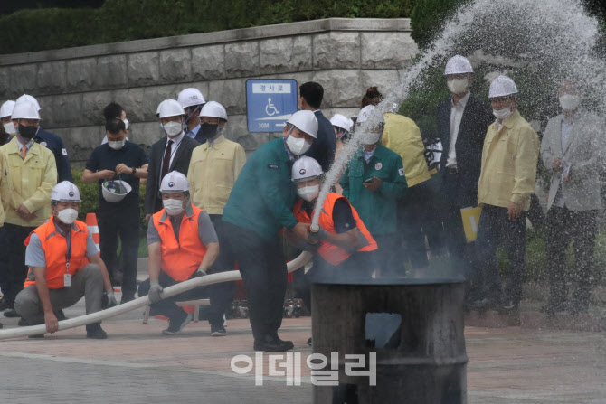 [포토]소화전 시연하는 이상민 행안부 장관