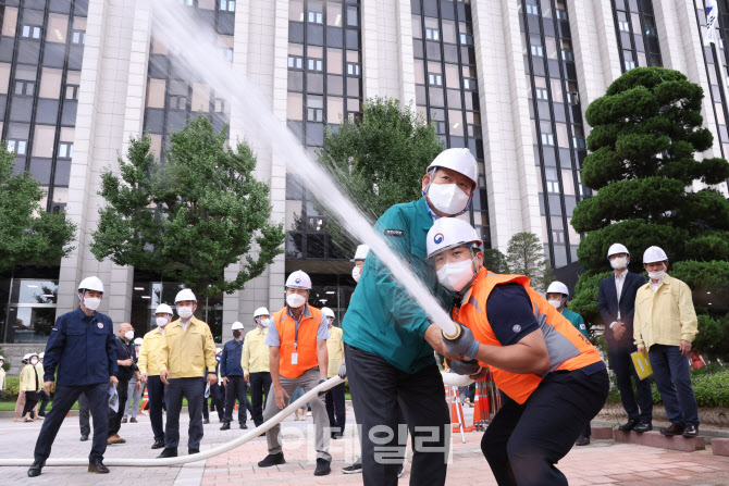 [포토]소화전 시연하는 이상민 행정안전부 장관