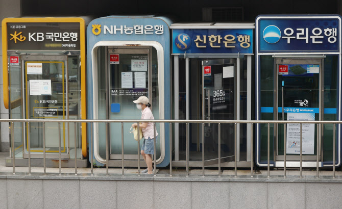 예대차 공시 부담스런 은행…신한 대출금리 낮추고 토뱅 수신금리 인상 검토