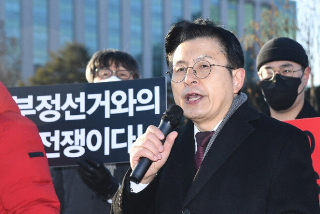 경찰, '사전투표 조작설' 유포 황교안·민경욱에 '무혐의'