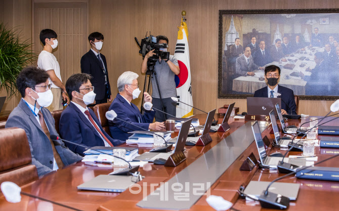 포토 이창용 총재 한국은행 금융통화위원회 정기회의 주재