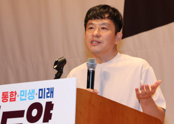 "젊고 아름다운 4인방 되면 끝장" 이지성 발언 논란…배현진·나경원 반발