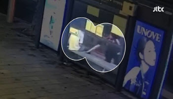 새벽 4시 슬그머니 후진한 검은車… 2인조 ‘부축빼기’ 일당이었다