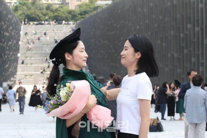 [포토]엄마 저 졸업해요~