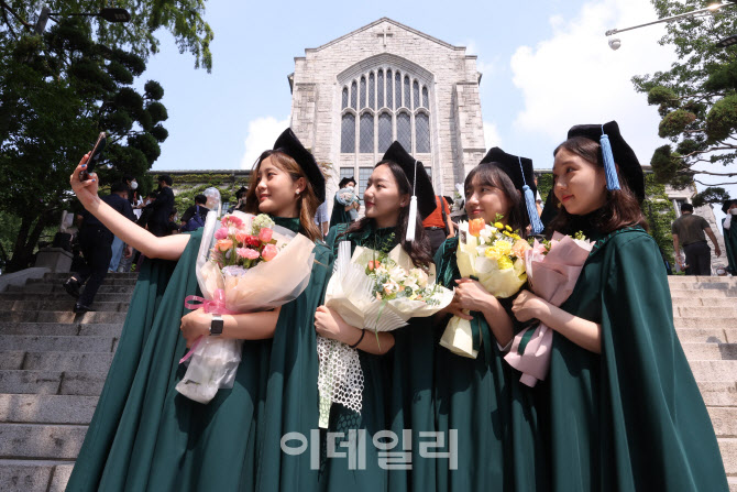 [포토]사회 나가는 동료들과 함께~